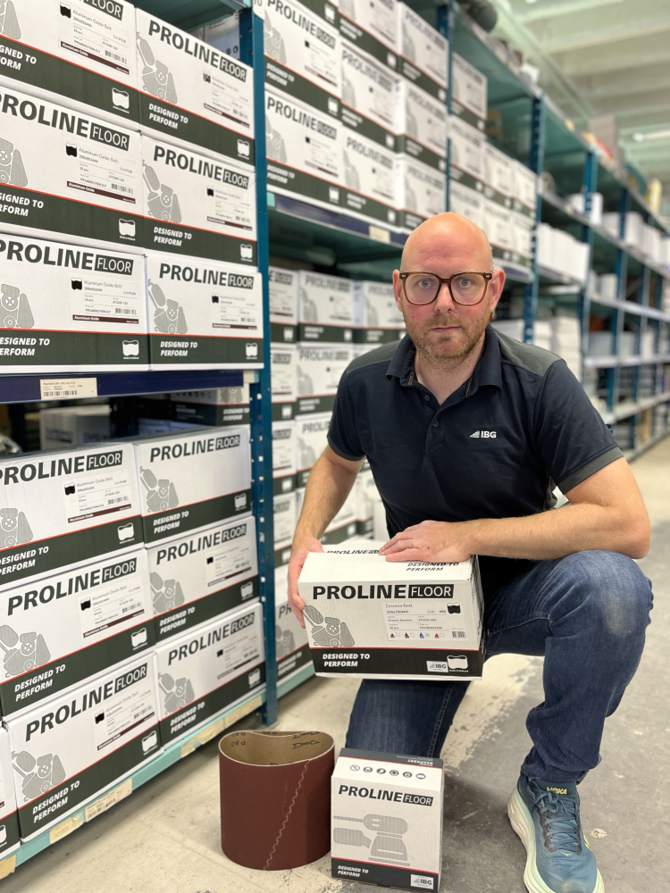 mann med eske i hånden