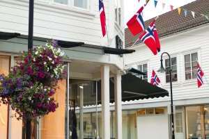 Inntil ganske nylig var det sommerblomster og fargerike vimpler som sto for fargene i Egersunds gågate. Alle flaggene signaliserer tydelig at vi er i Norge. Og de hvite husene ga assosiasjoner til Sørlandet.