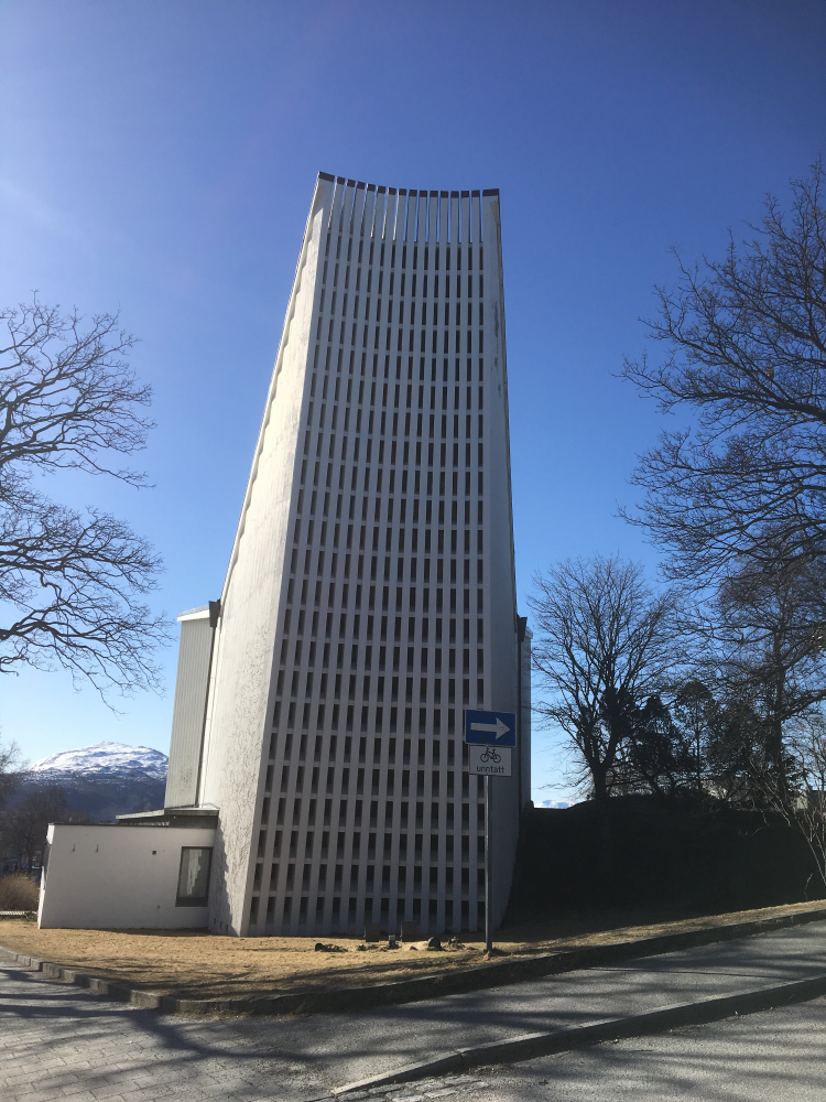 Kirkefasade i modernistisk stil