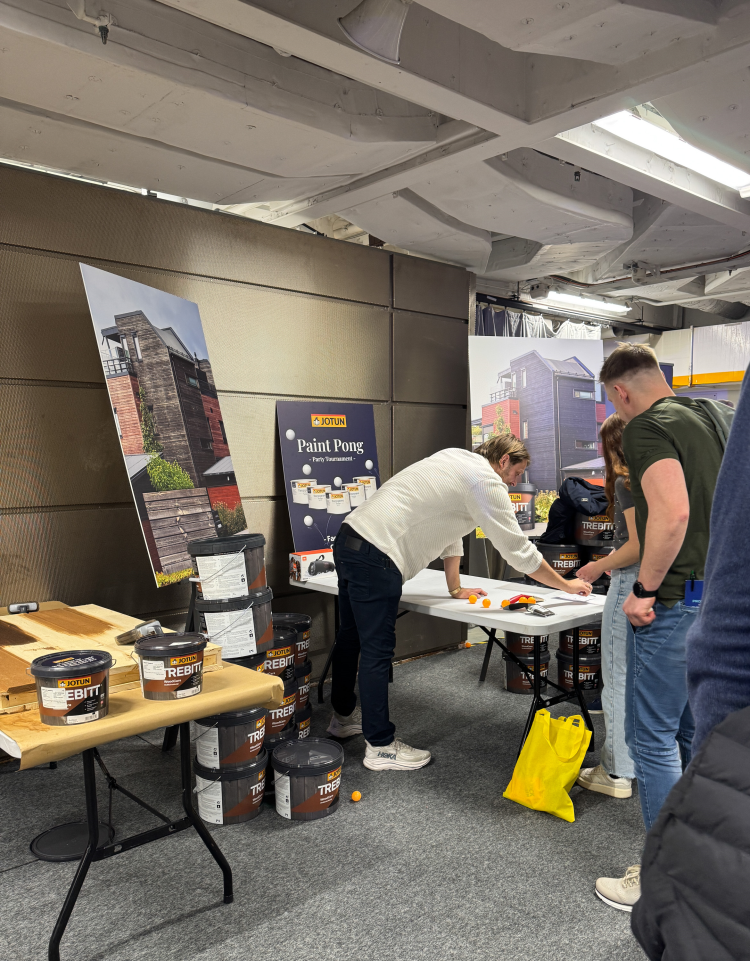 Jotuns stand på messen, med Paint Pong.