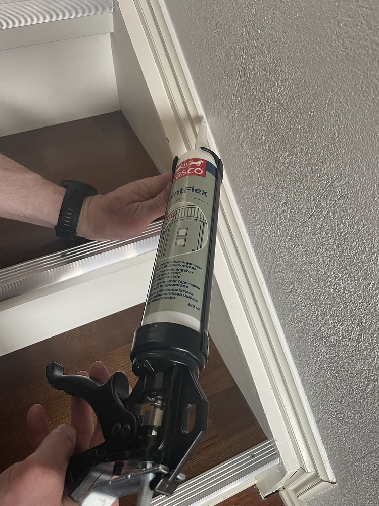 påføring av fugemasse i trapp