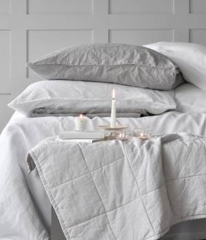Seng og sengetøy<br />Foto: Chalk Pink Linen Company