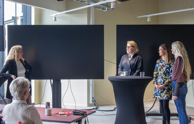 personer som står og prater.