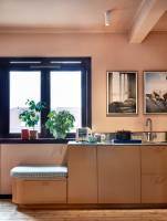 Foto: Margaret M. De Lange/Pure & Original Paint<br/>MALT TAK: Her er både tak og vegger malt i en ferskenfarge som gir et varmt og vennlig rom.
