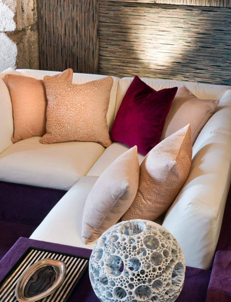 hvit sofa fargede puter