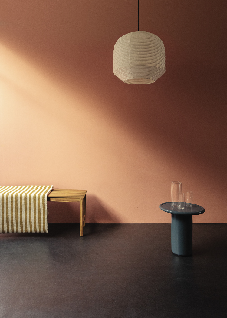 solglimt ferskenfarget vegg lampe mørkt gulv