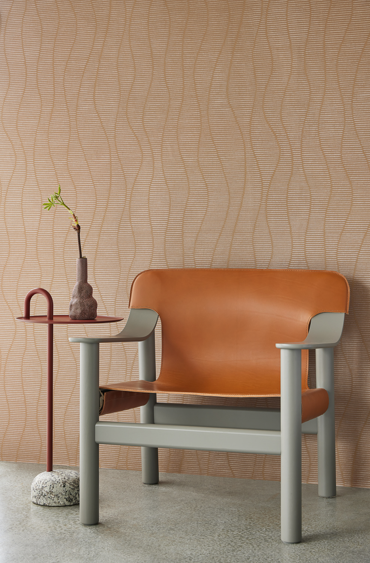 oransje stol ferskenfarget tapet