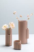 Foto: Flügger<br/>VASER: En nøytral farge på veggen kan komme tydeligere frem med vaser og blomster som kontrast. 