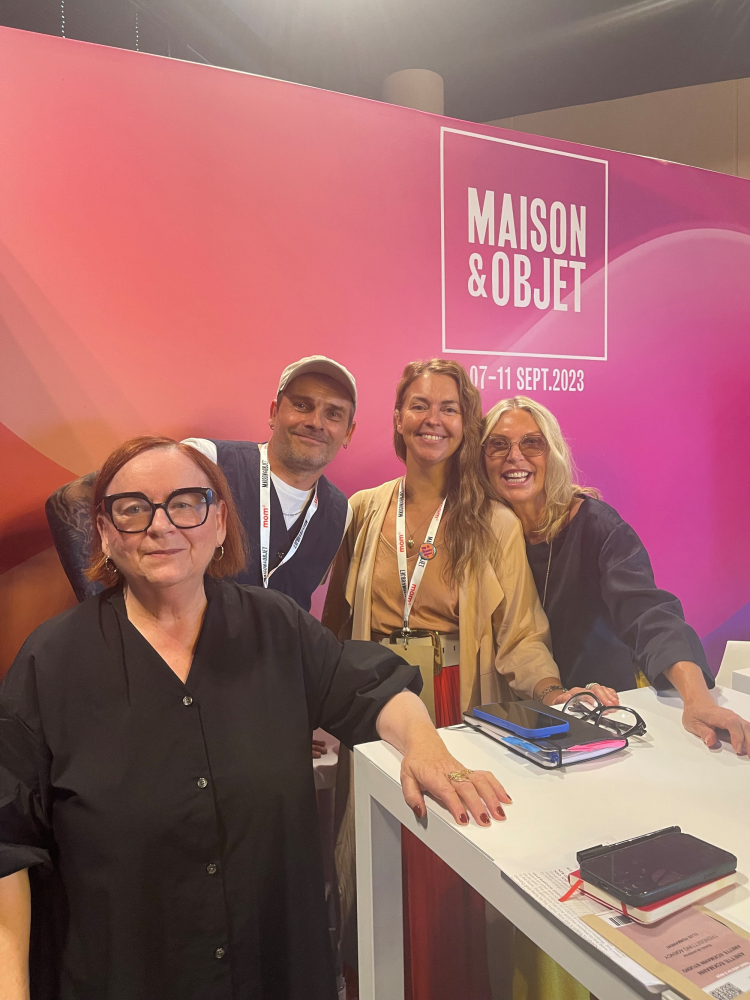 to menn to damer rosa vegg