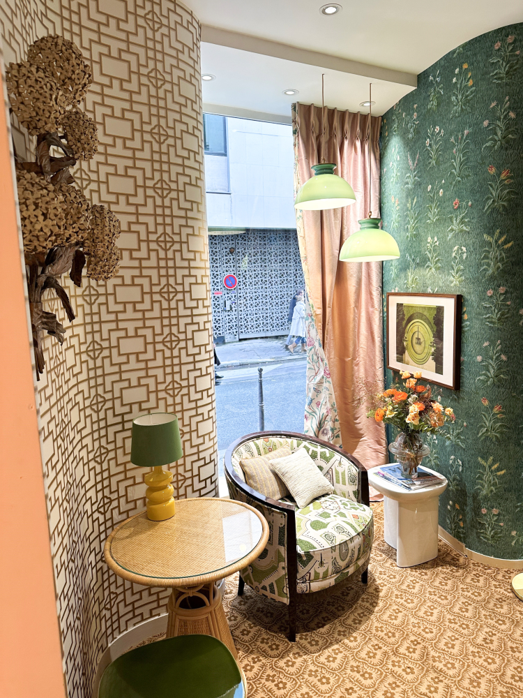 utstilling vegg vindu tekstiler tapet lampe