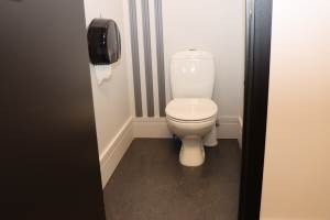 PEKER OPPOVER: På toalettet er det høye lister på veggen som peker oppover. 
– Det er en artig detalj som blir lagt merke til, forteller Rune Tetlivold. 
<br />Foto: Robert Walmann/ifi.no