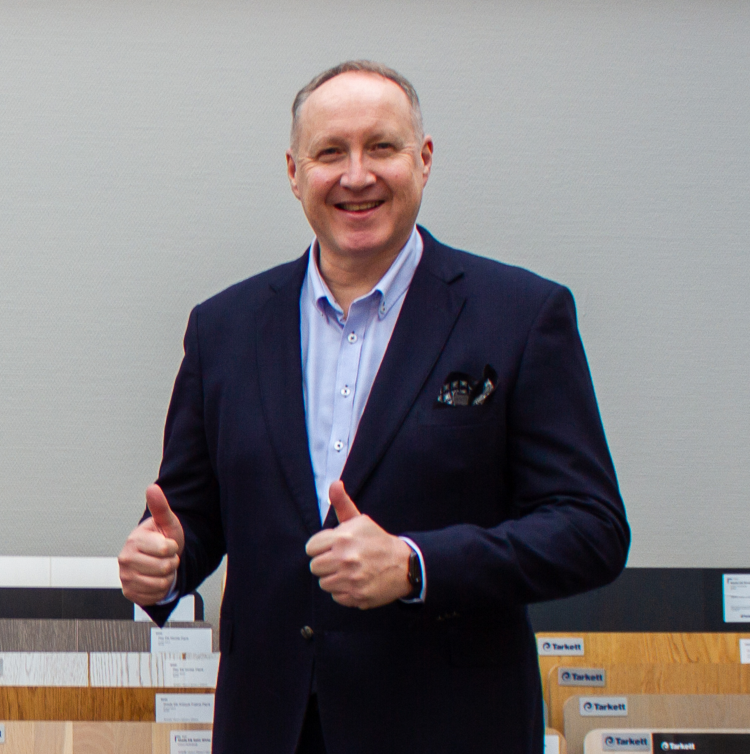 mann gjør toppel opp