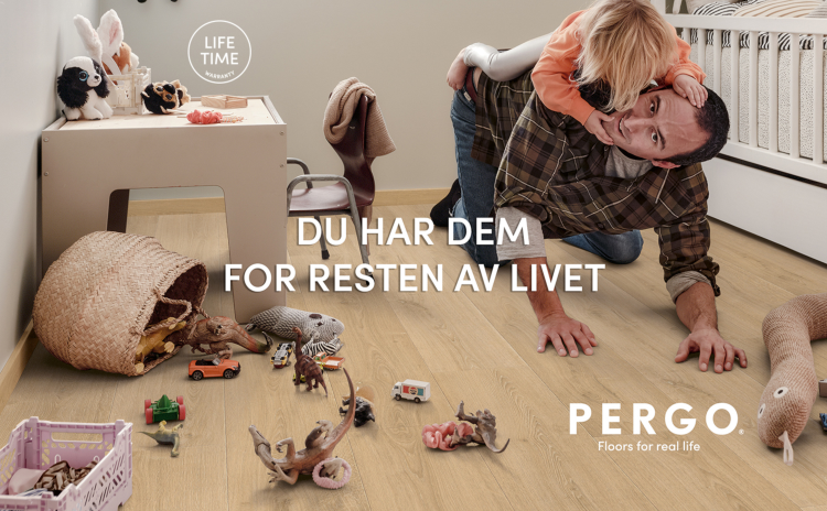 barn leker mann gulv 