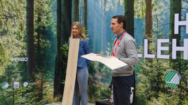 Pergo ansatte holder presentasjon