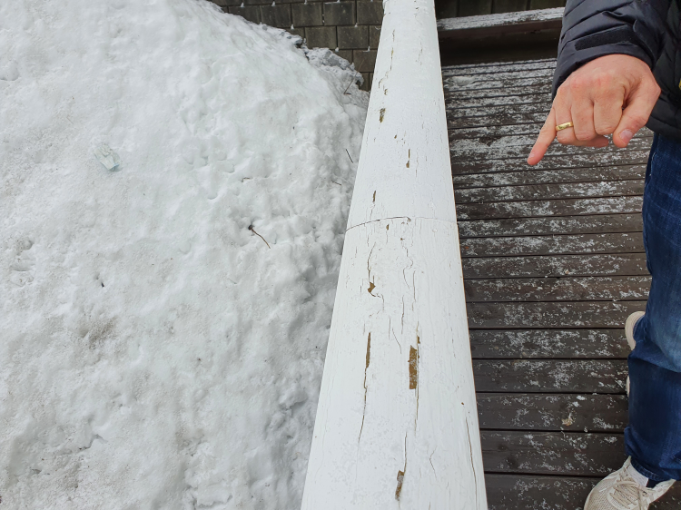 Sprekker i maling på rekkverk