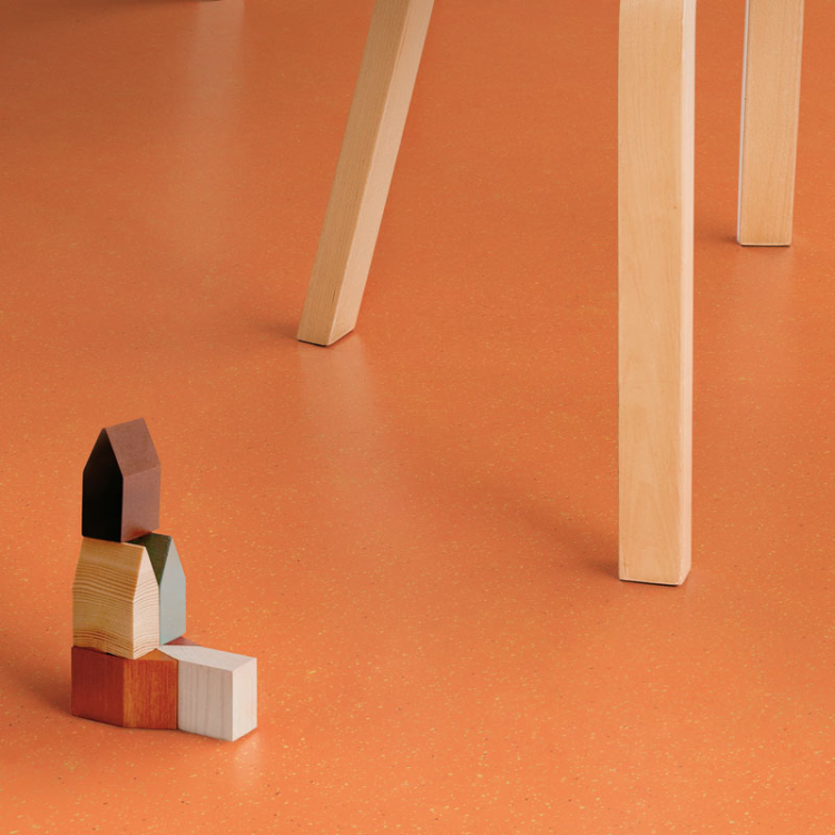 Oransje gummigulv fra Artigo/Polyflor