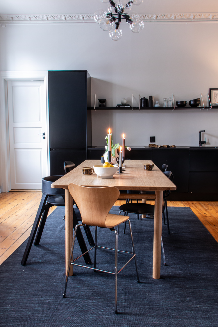 kjøkken bord stoler hvit vegg