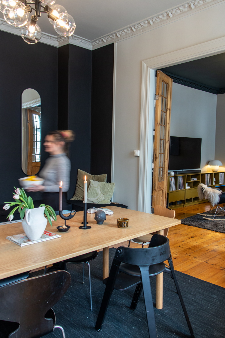 kjøkken blury dame hvite vegger