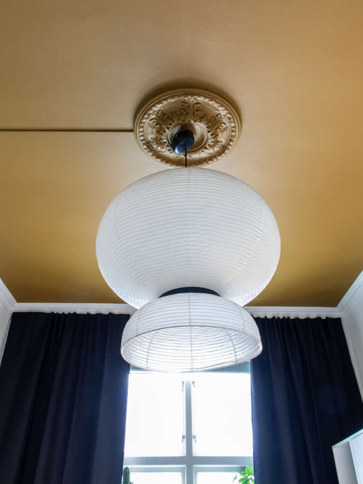 gusjegult tak hvit lampe vindu