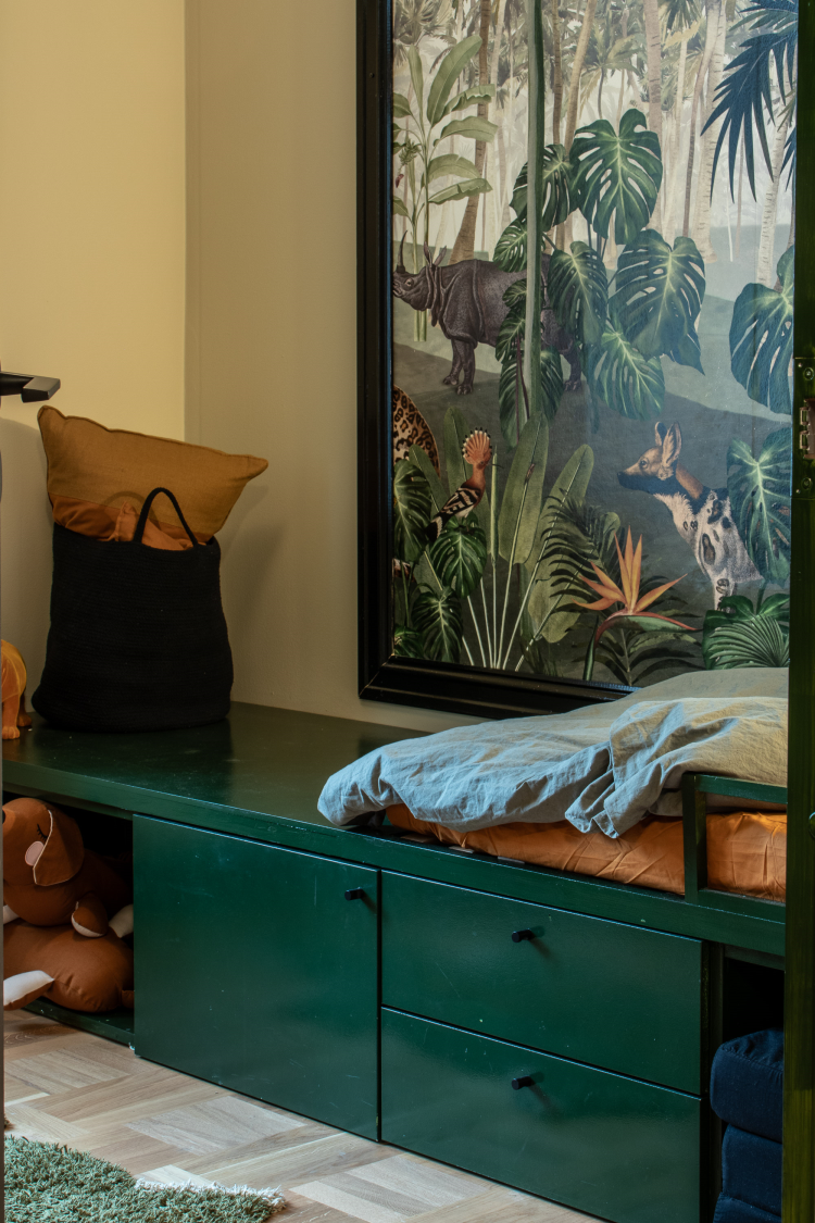 fargerikt bilde grønn seng rom