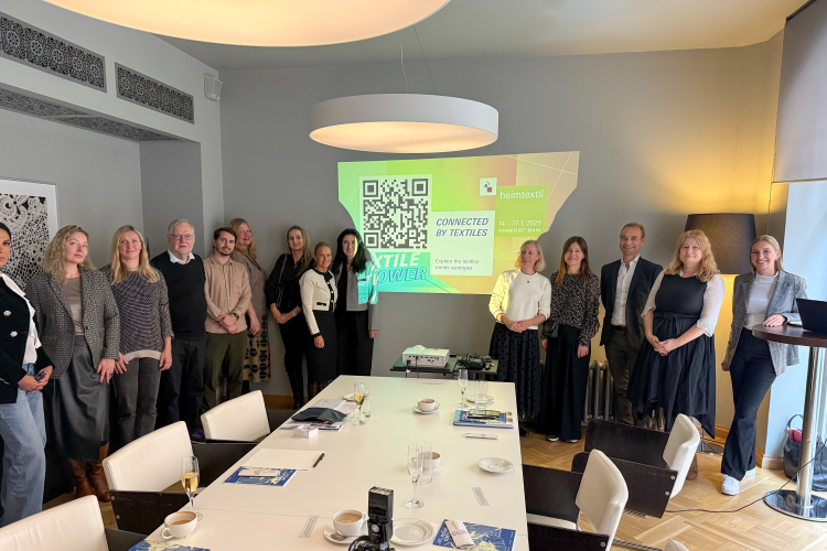 deltagere på pressekonferanse i Riga.