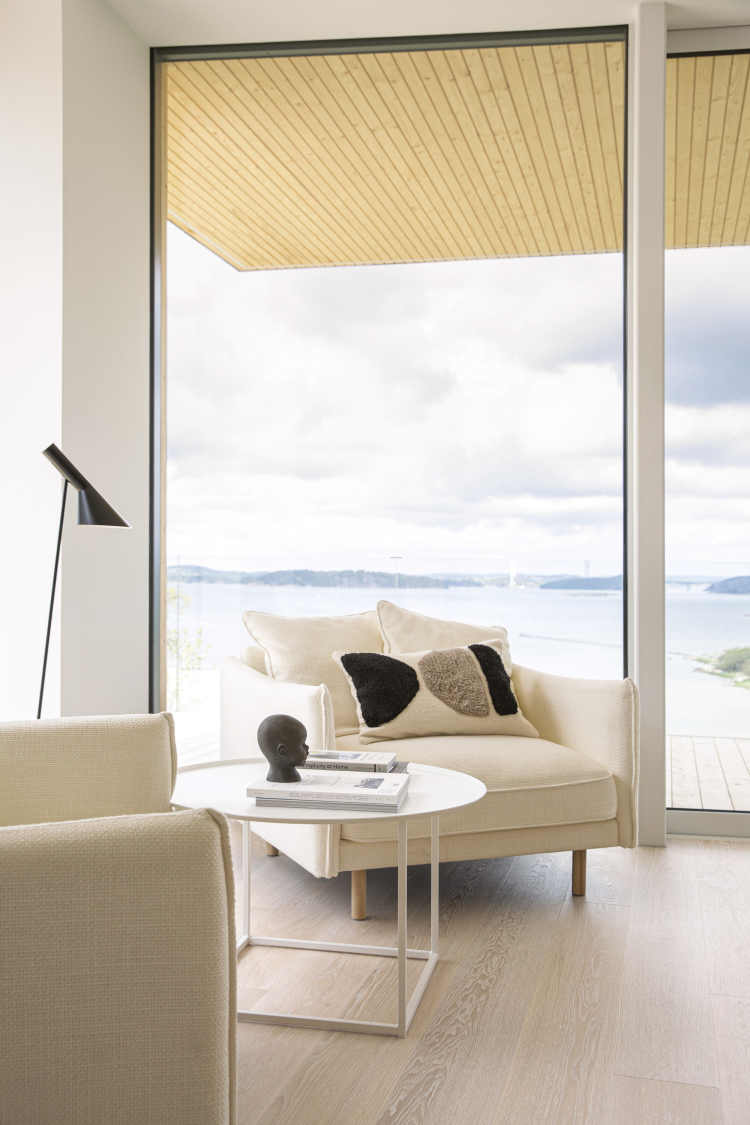 rom med store vinduer, parkettgulv