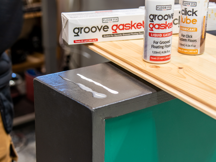 to hvite streker på en grå flate