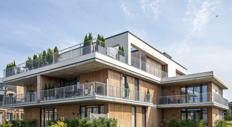 liten leilighetsblokk med trefasade og balkong