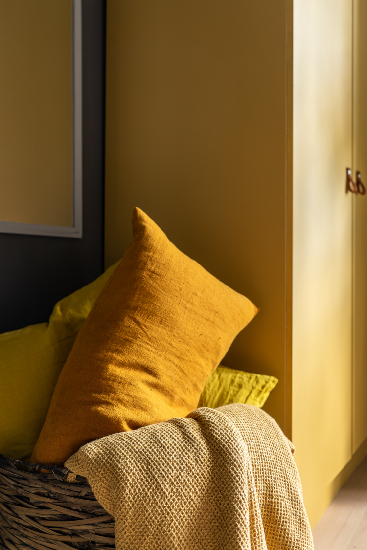 gulbrune vegger og puter 