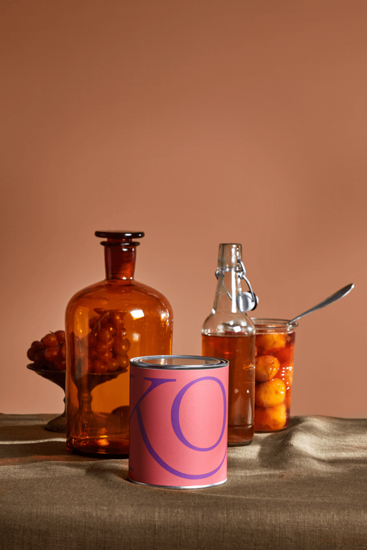 rosa malingsspann brun glassflaske ferksenfarget vegg