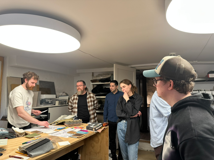 personer følger med og ser på fargevifter.