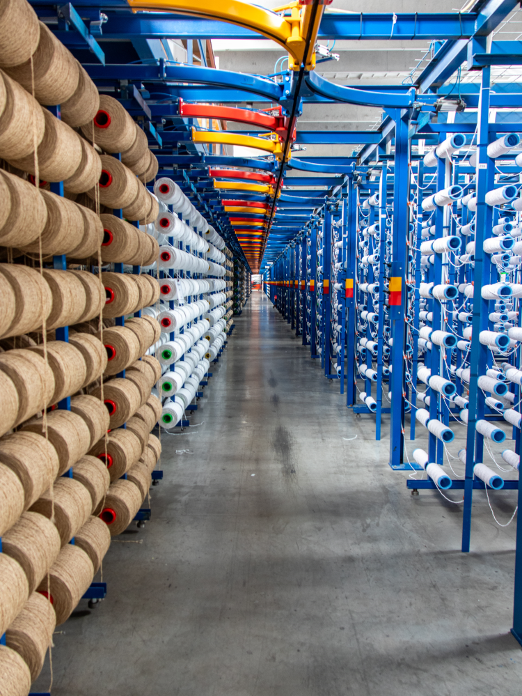 garnruller i blå stativer 