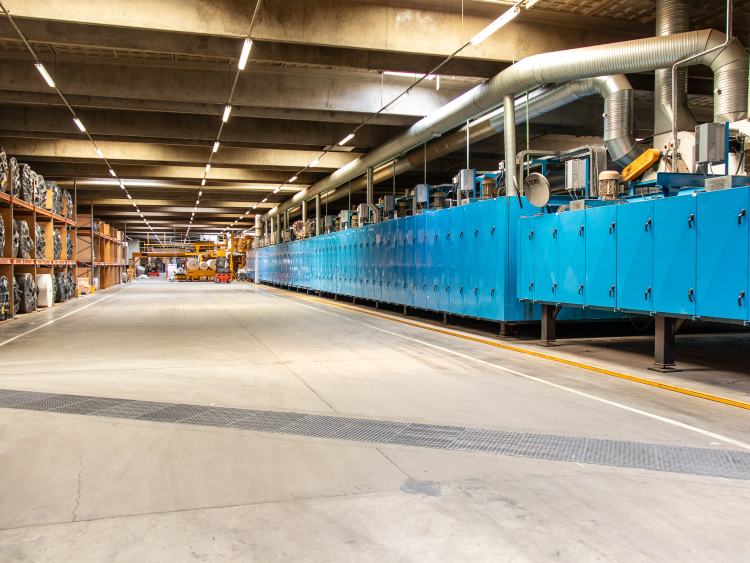 blå tørkemaskiner på lang rekke 