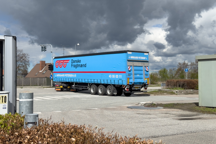 Fullastet vogntog forlater fabrikken i Køge.