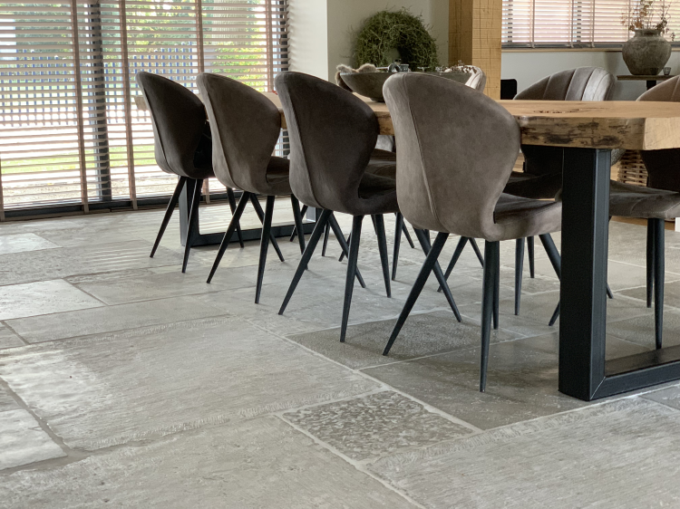 spiseplass med Raw Stones