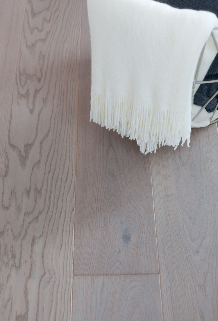 parkettgulv med fargeforskjeller 