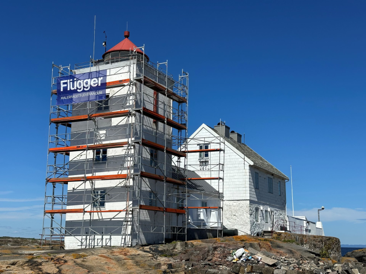 Fulehuks Fyr omringet med stilas.