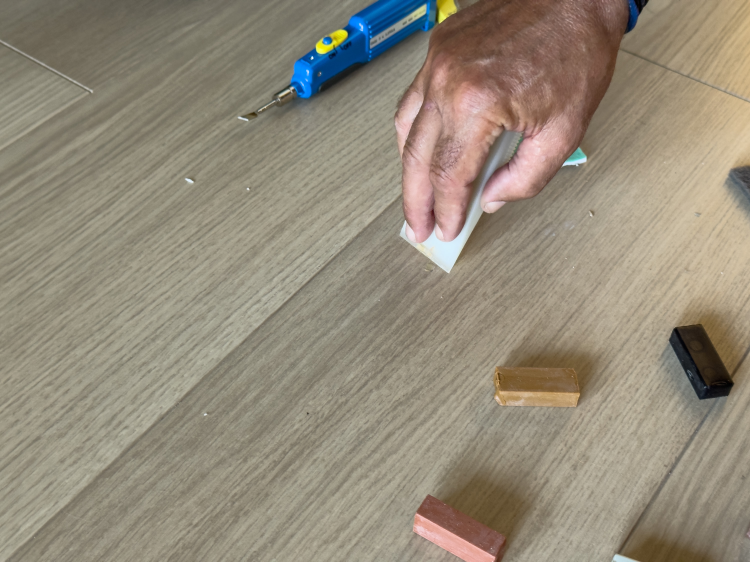 Reparasjon av hakk i laminatgulv