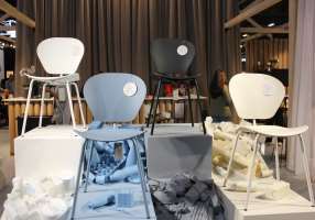 Foto: Iver Valkvæ/ifi.no<br/>RESIRKULERTE MATERIALER: Flere satset  stort på resirkulerte materialer. Disse stolene var laget av 100  prosent resirkulert havplast og kom fra Japan.