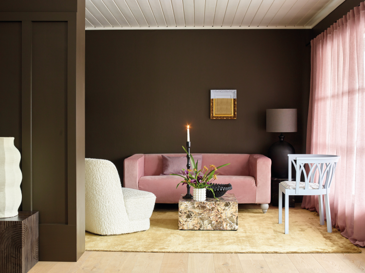 brun vegg sofa rosa stue