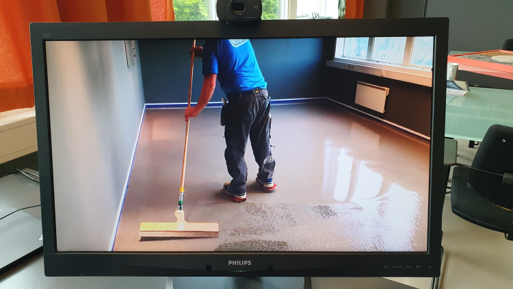 Påfører sparkelmasse på teppegulv