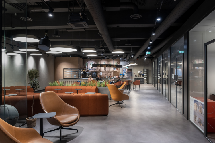 kontorareal med grått gulv og sorte vegger 