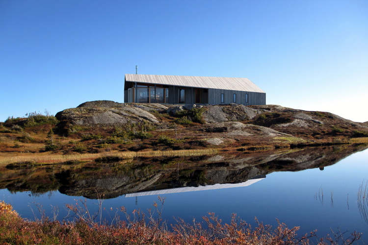 Moderne hytte, med grånet kledning og tak fra Rindalshytter.