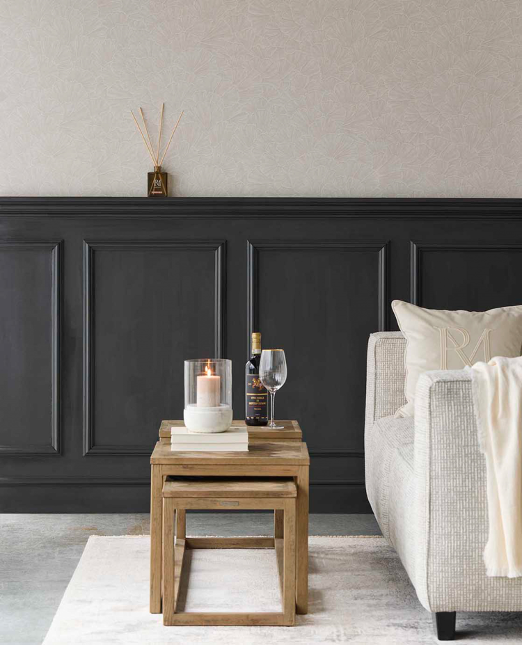 vegg med tapet og brystningspanel