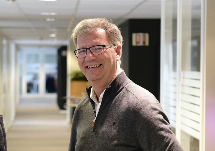 mann smiler mot kamera 