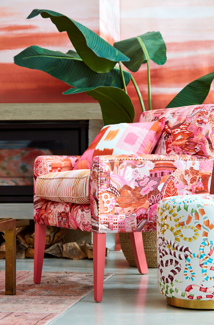 Stol og puter i rød-mønstrete tekstiler