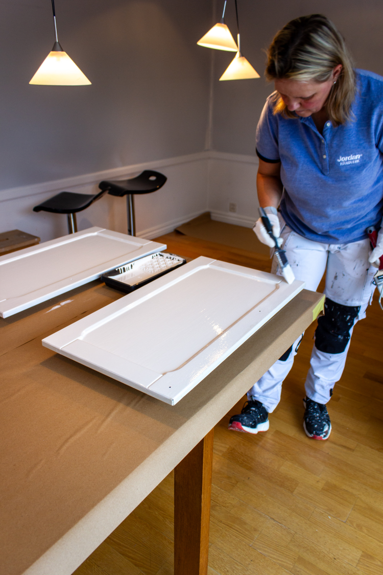 Åsa Schaanning maler kjøkkenfronter.