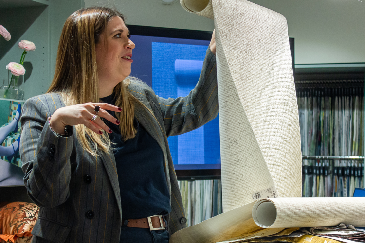 dame holder opp tapet foran publikum