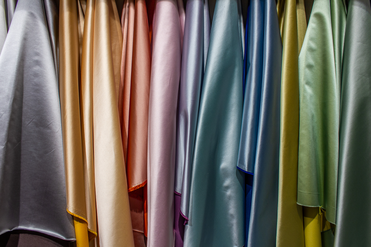 heng med blanke tekstiler i mange farger