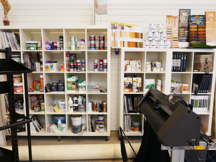 Rud videregående fikk inventar og produktprøver da ifi.no la ned sitt showrom.